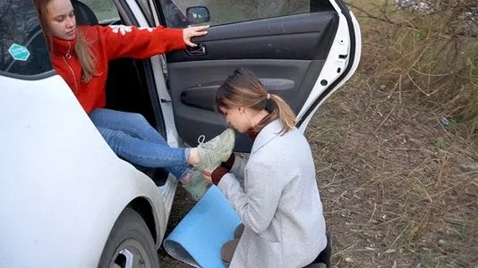 Licks sweaty feet while stopping the car – Kingdom of feet and slaves
