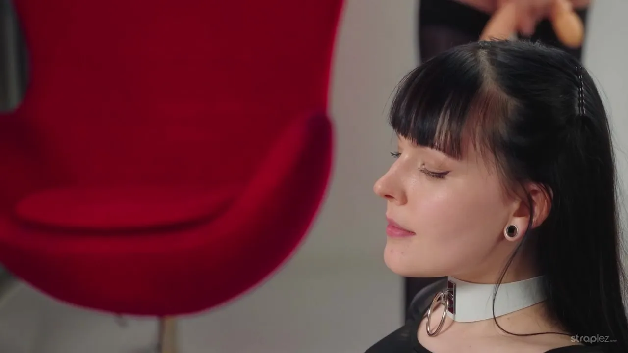 Straplezz – Red Room Amelia Riven Stacy Cruz