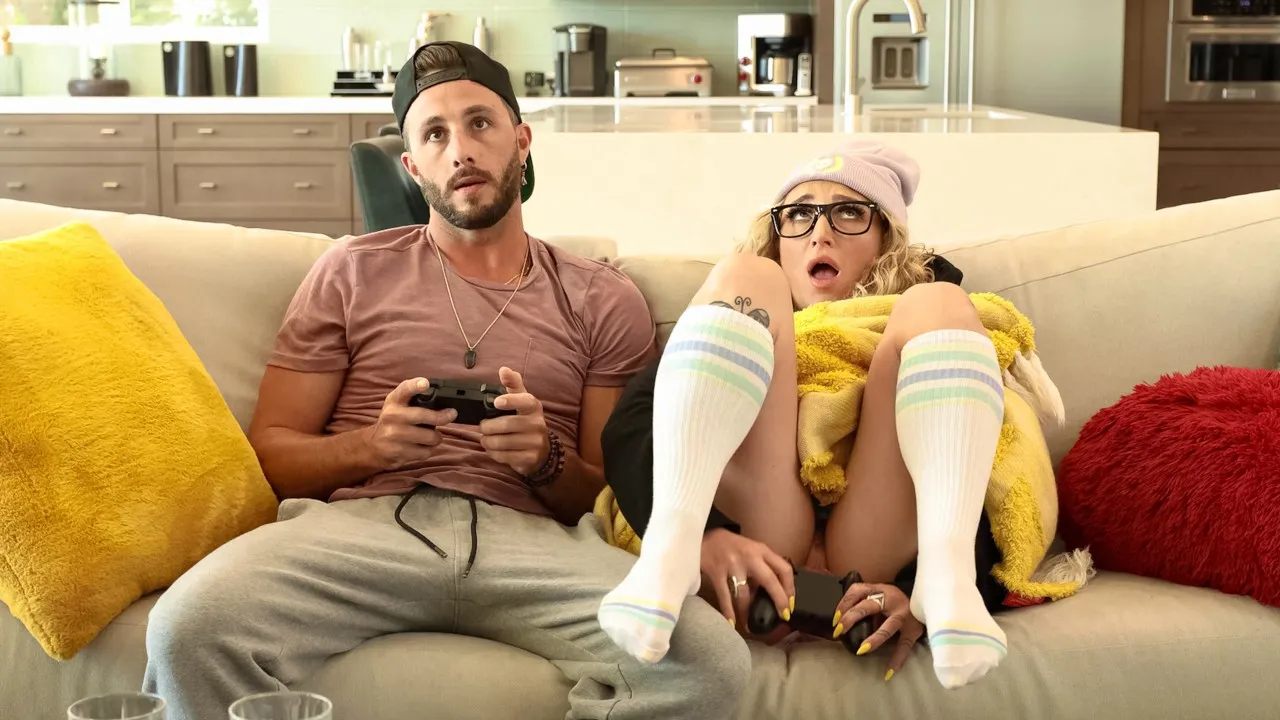 Gamer Girl Gets Hardcore Relief and Squirts on Roommate in Couch Toy Fuck